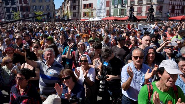 Asistentes a la concentración que celebró en Bayona el desarme de ETA