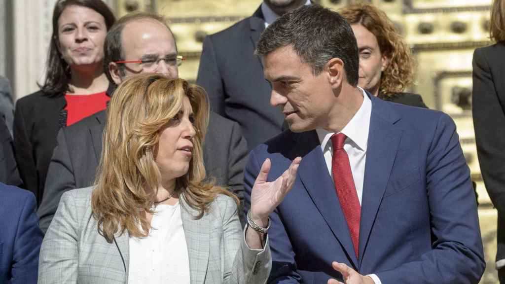Pedro Sánchez y Susana Díaz conversan tras un acto del PSOE.