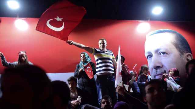 Partidarios de Erdogan celebran en la calle los resultados de la consulta.