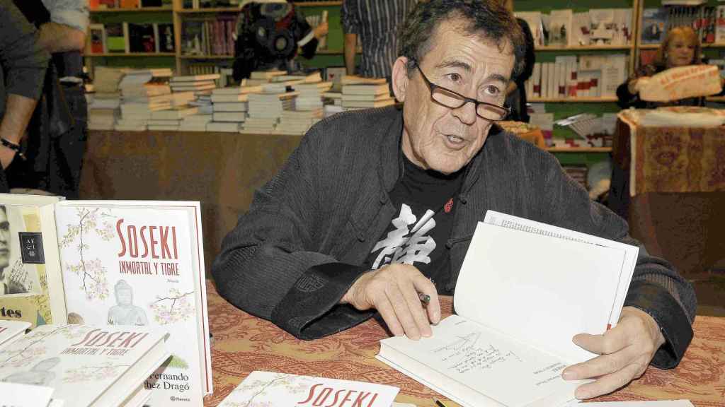 Fernando Sánchez Dragó firmando libros en 2009.