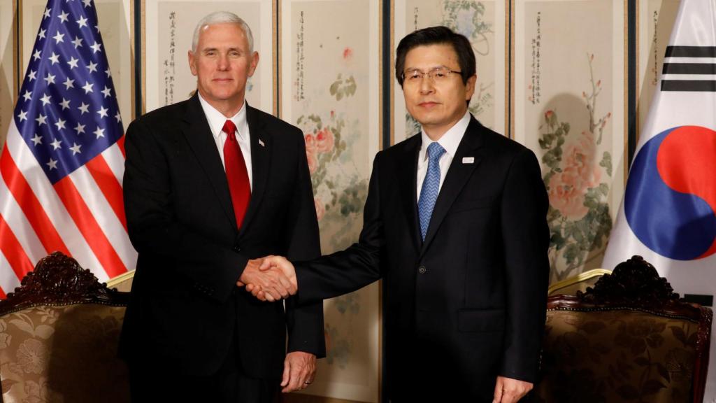 Pence saluda al presidente en funciones surcoreano, Hwang Kyo-anh.