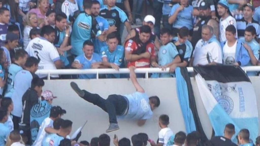 Emanuel Balbo cae desde la grada.