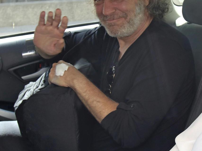 El actor este martes, abandonando el hospital.