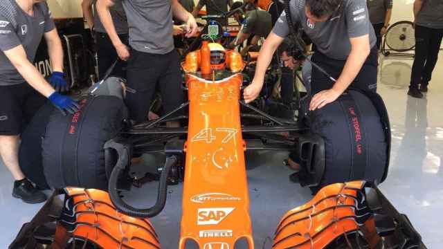 El McLaren, en el box en Bahréin.