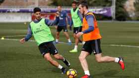 Asensio y Bale con el esférico