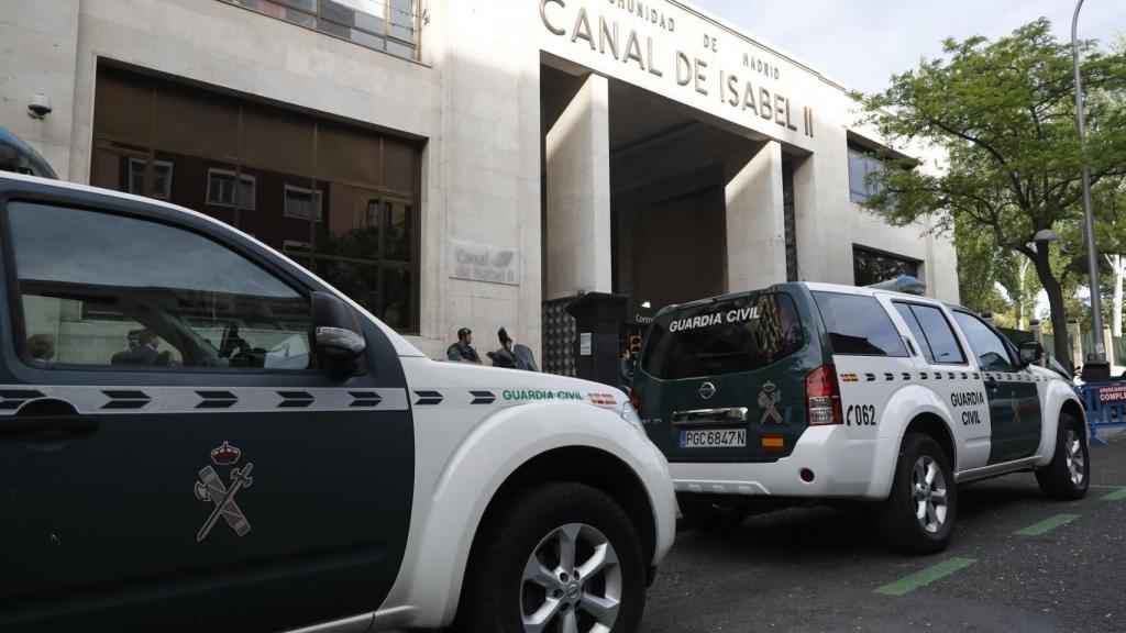 Agentes de la Guardia Civil ante la sede de Canal de Isabel II durante el operativo