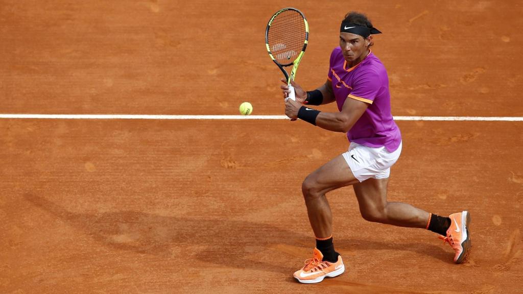 Nadal, subiendo a volear en su primer partido en Montecarlo.