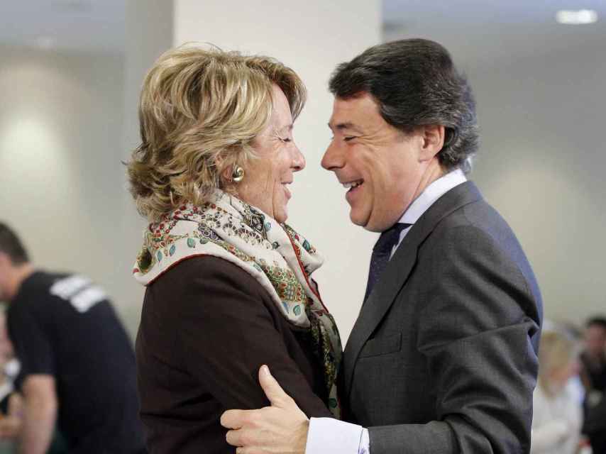 Aguirre y González fundidos en un abrazo cómplice.