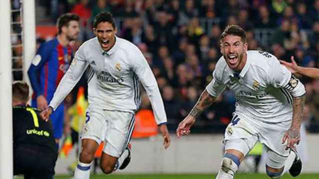 Ramos y Varane celebran un gol ante el Barcelona