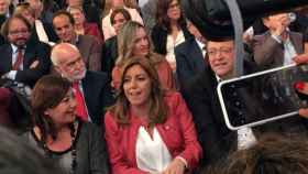 La presidenta de la Junta de Andalucía y candidata en las primarias del PSOE, Susana Díaz (c), y el presidente de la Generalitat valenciana, Ximo Puig, en el acto de homenaje a Carme Chacón.