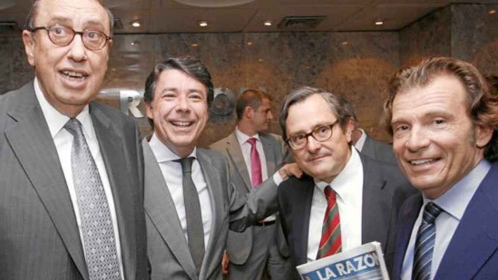 El presidente de La Razón, Mauricio Casals (izq), y su director, Francisco Marhuenda,junto al expresidente de Madrid, Ignacio González y al subdirector del periódico, Joaquín Parera.