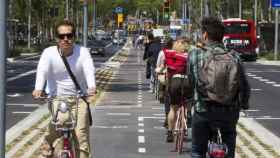 Varios ciclistas en un carril 'bici' del paseo de Sant Joan, junto a la plaza Tetuan de Barcelona.
