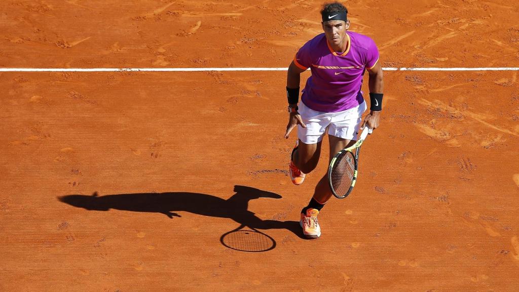 Nadal, subiendo a volear ante Zverev.