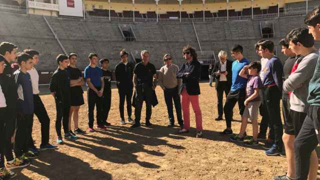 Morante habla con los alumnos de la nueva escuela taurina de Madrid en el ruedo de Las Ventas.