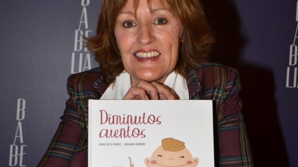 Henar Ortiz posa con su primer libro.