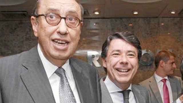 El presidente de La Razón, Mauricio Casals (izq), junto al expresidente de Madrid, Ignacio González.