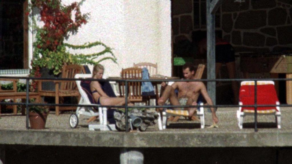 Eva Sannum y el rey Felipe, en la casa de los Fuster en el pantano de San Juan, en 1997.