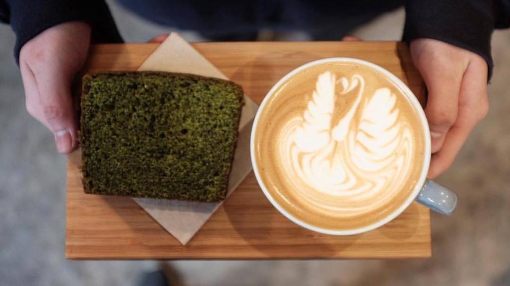 Bizcocho de té matcha con un capuccino en HanSo Café. | Foto: HanSo Café.