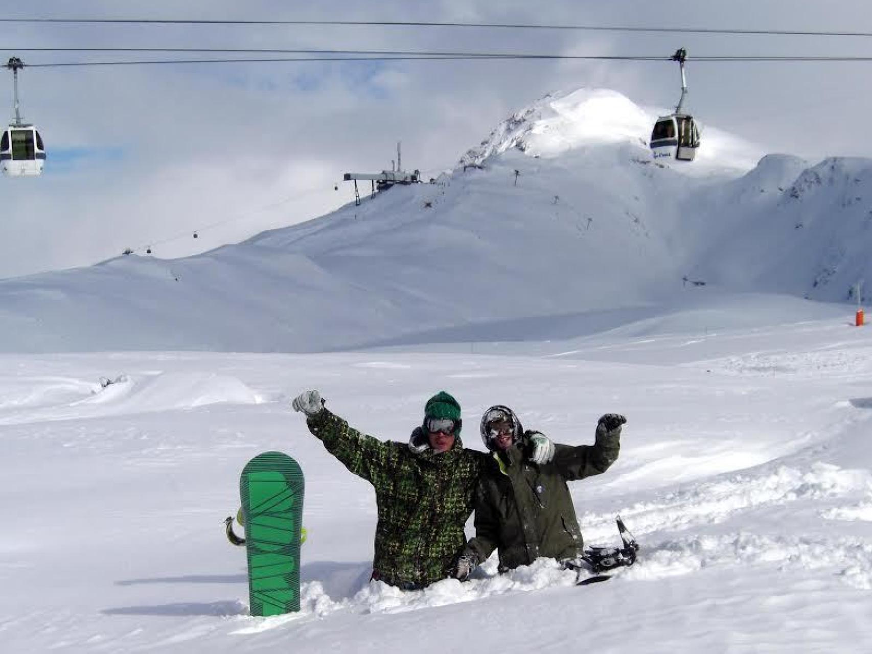 Pablo junto a un amigo en la nieve.