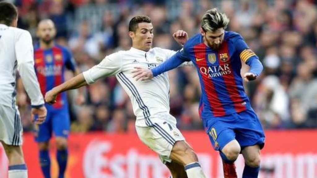 Cristiano y Messi disputan un balón en el último Clásico en el Camp Nou.