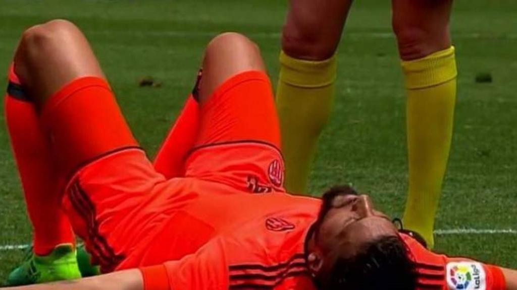 Ezequiel Garay justo después del balonazo contra el Málaga.
