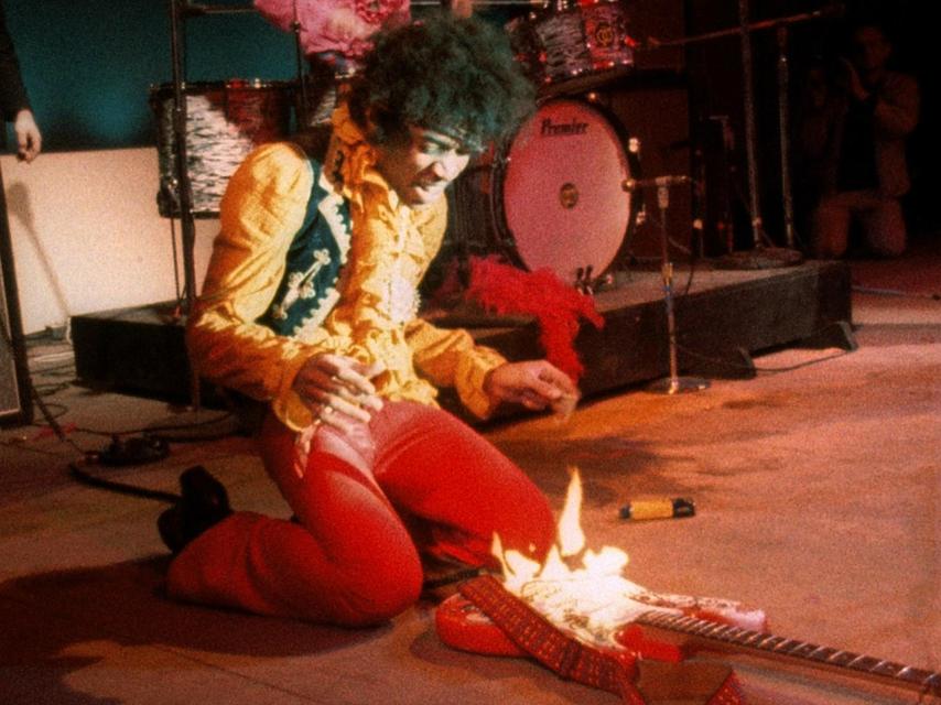 Jimi Hendrix prendre fuego a su guitarra en Monterey en 1967