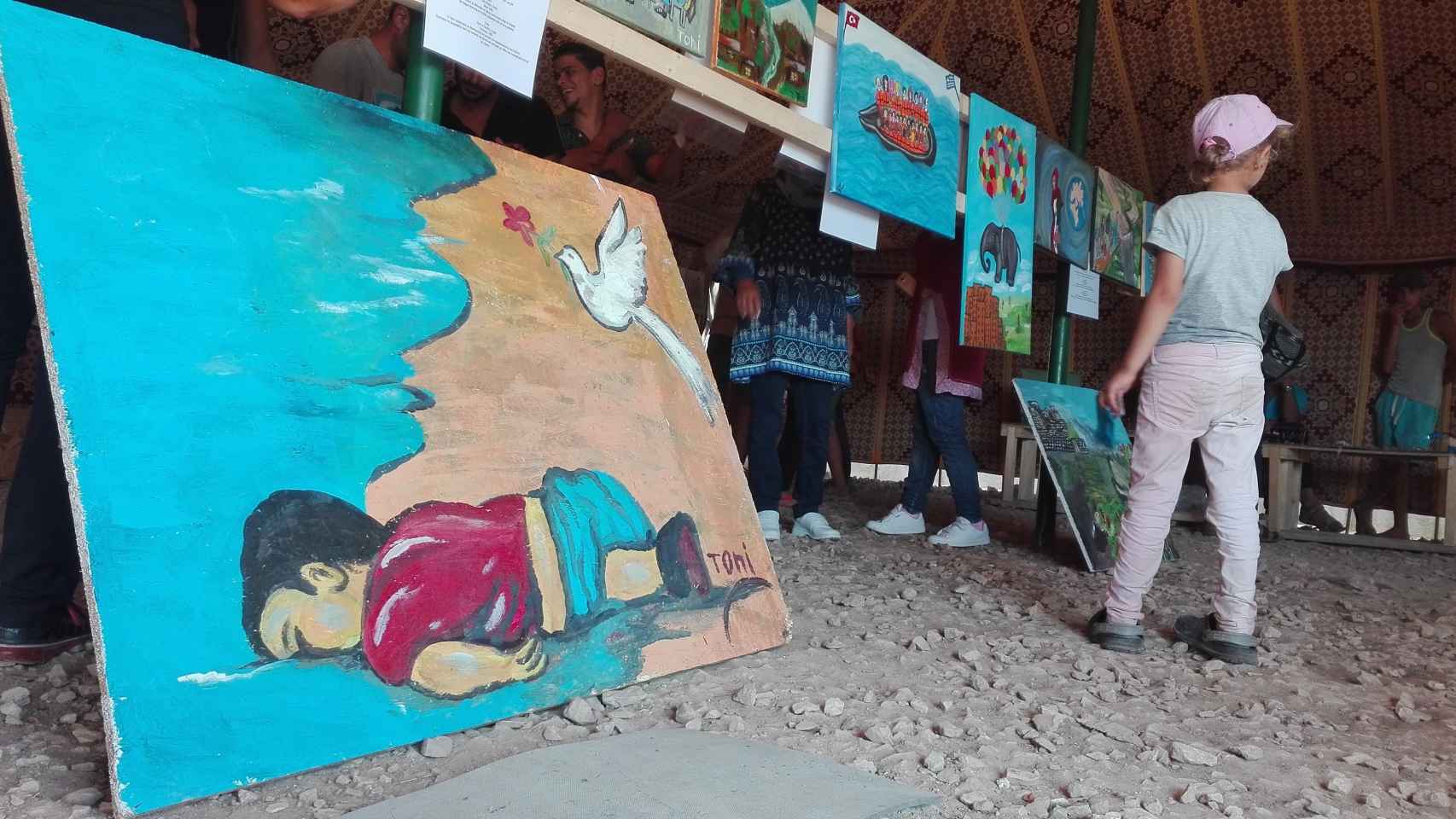 Exposición con obras de refugiados, en el campamento de Katsikas (Grecia).