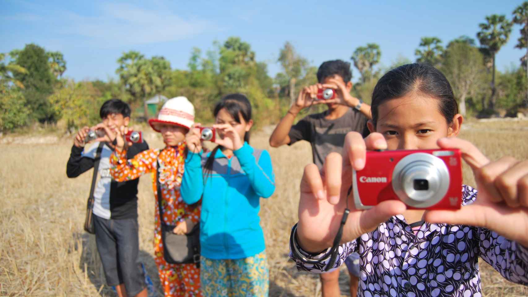 Niños en Camboya, durante un taller de fotografía.