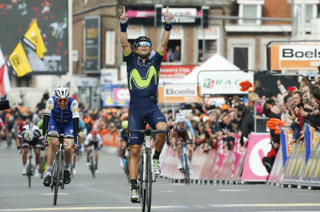 Alejandro Valverde al cruzar la meta como vencedor de la Lieja-Bastoña-Lieja.