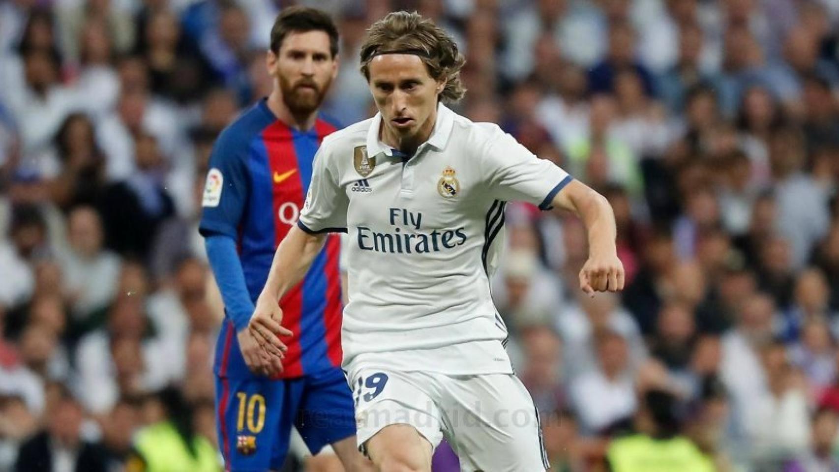 Modric ante la mirada de Messi