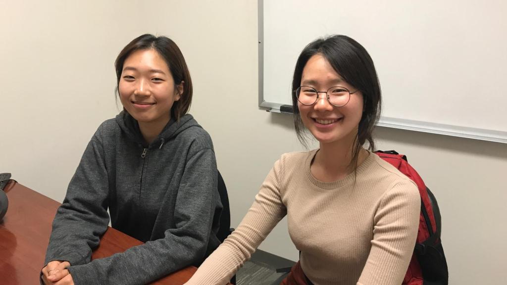 Jihye Kim (i) y Hee Kyun (d) son estudiantes surcoreanas en EEUU.