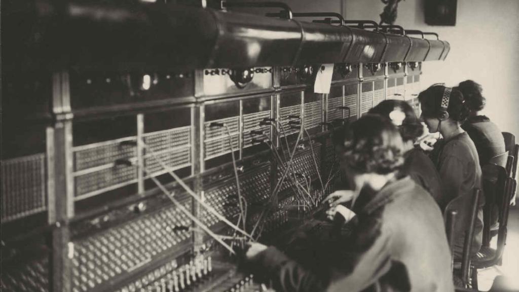 Mujeres con sus clavijas en la sección de Tráfico en Telefónica.