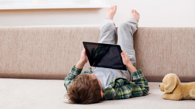 Un niño utilizando una tablet