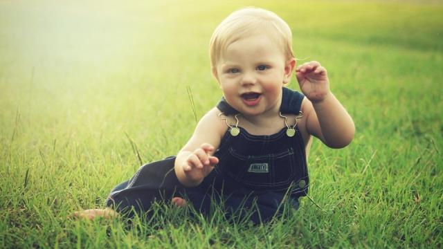 Un bebé en la hierba.