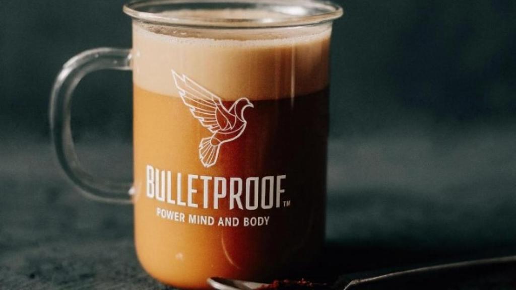 En 2014 se convirtió en la súperbebida del momento y ahora su receta vuelve renovada. | Foto: Instagram Bulletproof Coffee.
