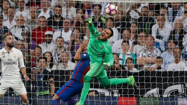 Keylor Navas despeja un bbalón ante el Barcelona