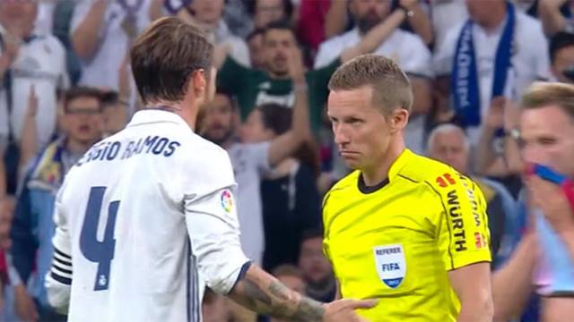 Sergio Ramos pide explicaciones a Hernández Hernández tras su expulsión