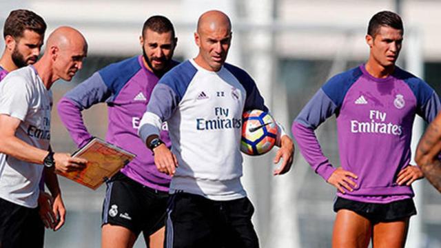 Zidane en un entrenamiento con el Madrid