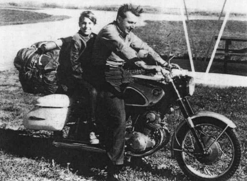 Robert Pirsig con su hijo, en la moto en la que viajaron antes de escribir el libro.
