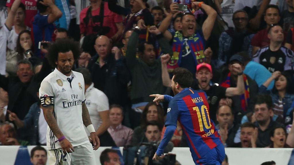 Leo Messi celebra su segundo gol con los aficionados culés presentes en el Bernabéu.