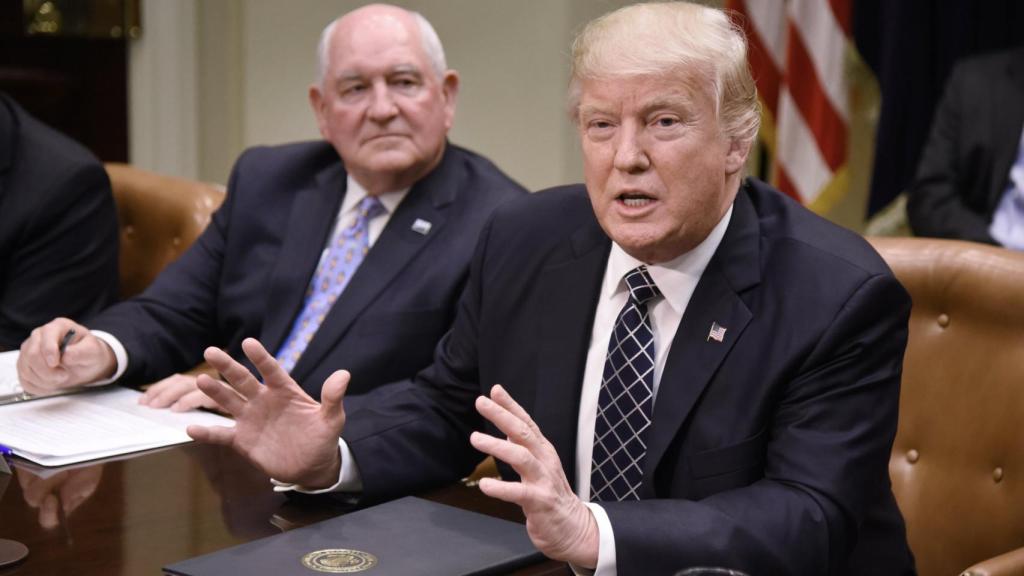 Trump, durante la firma de una orden ejecutiva para la agricultura.
