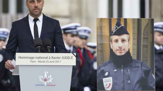 Etienne Cardiles, compañero del policía asesinado en París, Xavier Jugelé, durante su homenaje.