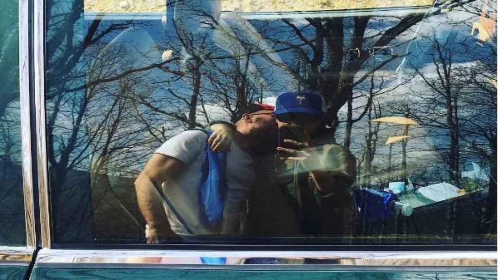 Diego Postigo y Bárbara Lennie y su selfie cariñoso en la ventana de su coche.