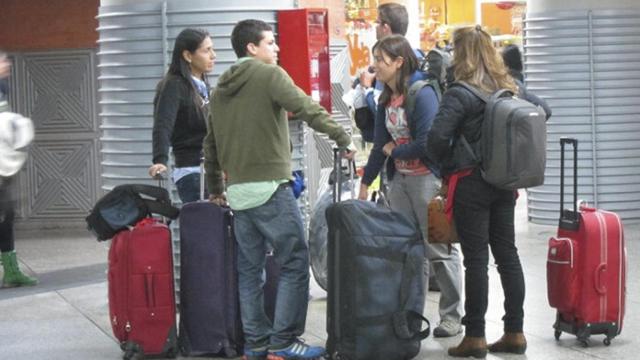 Varias personas en la estación de autobuses