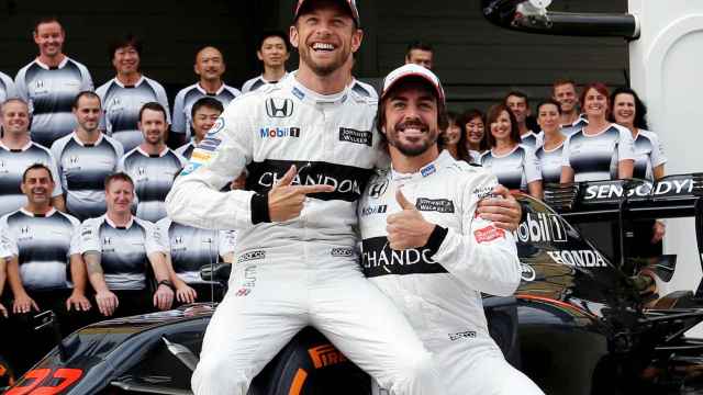 Fernando Alonso, junto a Jenson Button, quien le sustituirá en Mónaco.