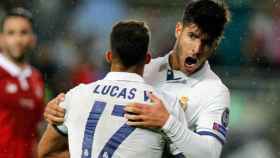 Lucas y Asensio celebran un gol ante el Sevilla