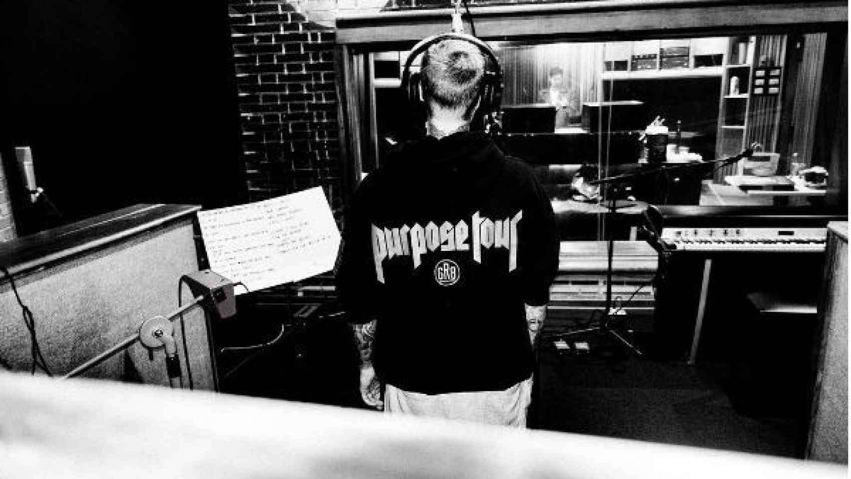 Esta es la foto que colgó Justin Bieber en el estudio con Samper al fondo de la imagen.