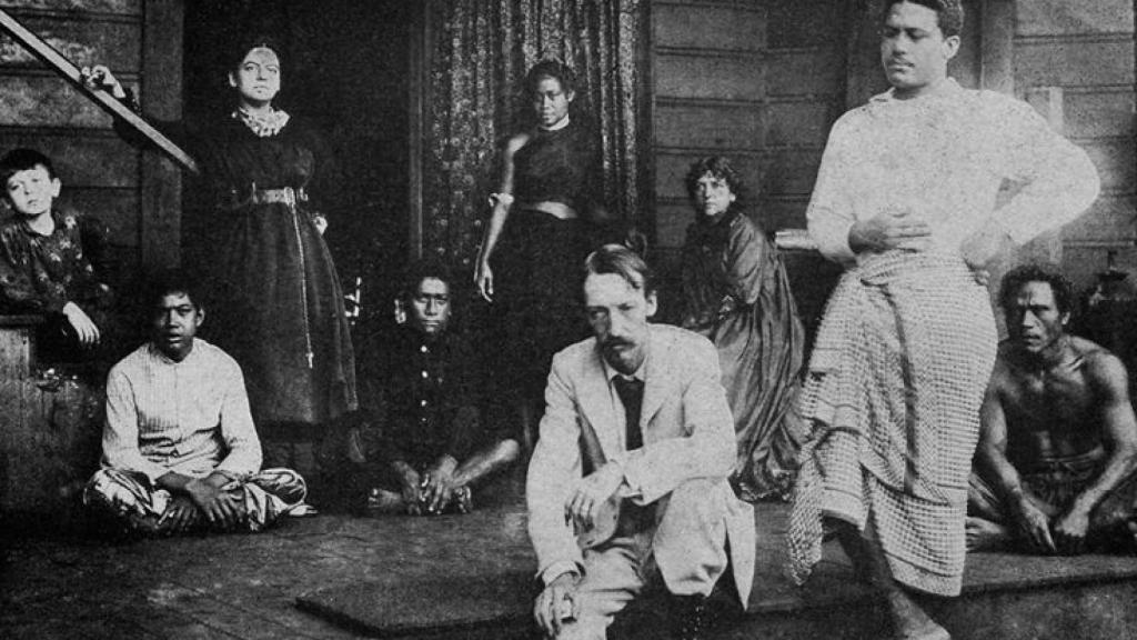 Fotografía en Samoa, Fanny Stevenson aparece detrás de su marido.