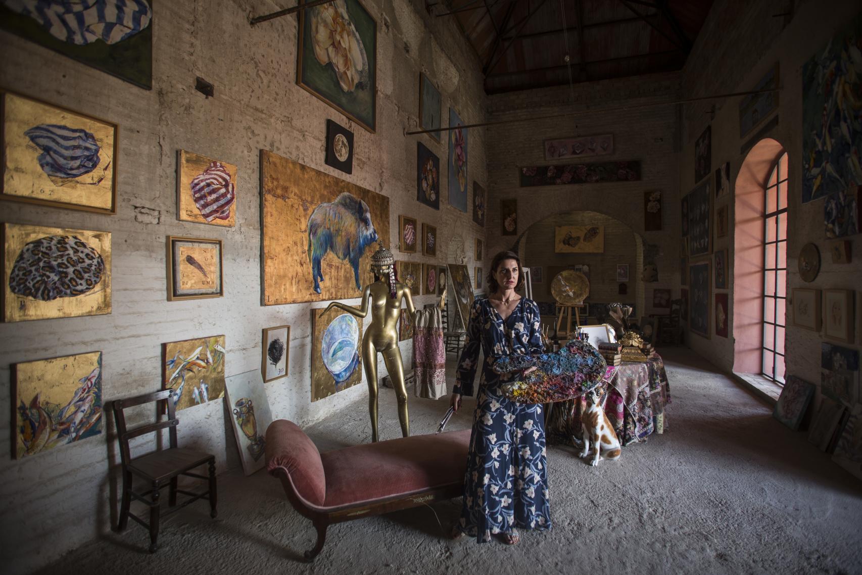 Cristina Ybarra, en su estudio de pintura ubicado en el interior del palacio de Portocarrero, en Palma del Río (Córdoba).