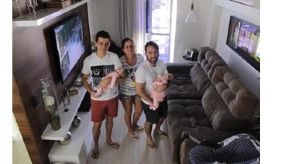 Valeria, Víctor y Roberto, con las dos niñas.